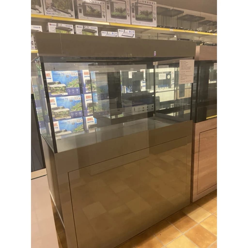 Aquarium op een afgewerkt meubel in de winkel