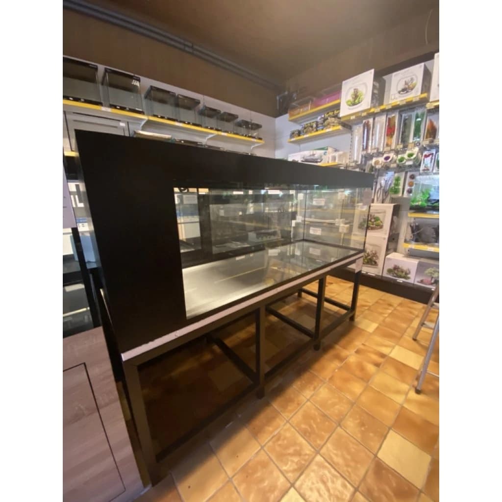 Lang aquarium op een zwart stalen onderstel